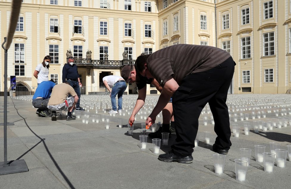 Přípravy pietní akce za oběti koronaviru na Pražském hradě. Během pietního aktu se bude na nádvořích zapáleno téměř 30 000 svíček.