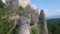 Bok Lietavského hradu čnící na skále nad údolím