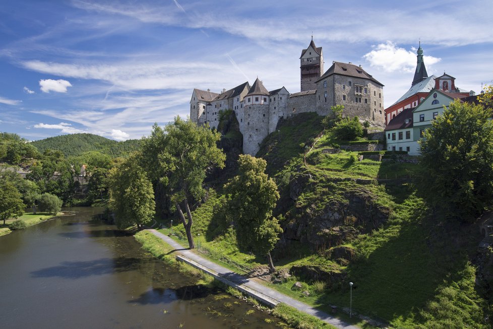 Jen čtvrt hodinky autem to máte z Karlových Varů na hrad Loket. Sportovci sem mohou dojet po cyklostezce, která vede přes Svatošské skály podél řeky Ohře.