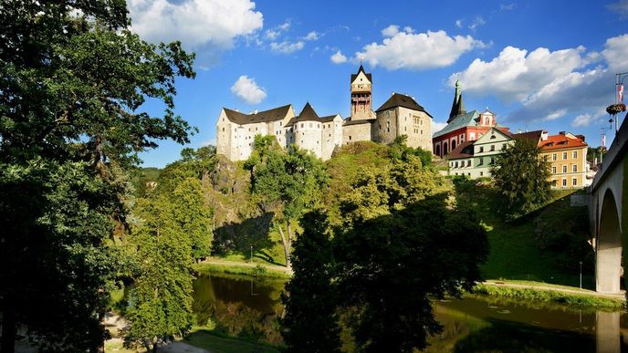 Hrad Loket je jen kousek od Karlových Varů