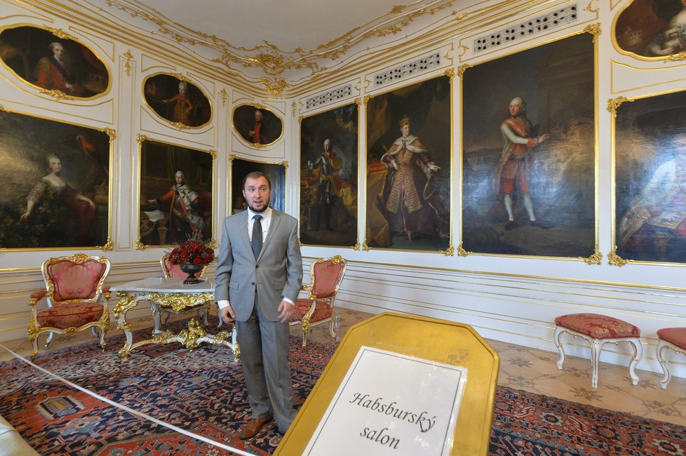 Habsburský salon se může pyšnit obrazy panovníků.