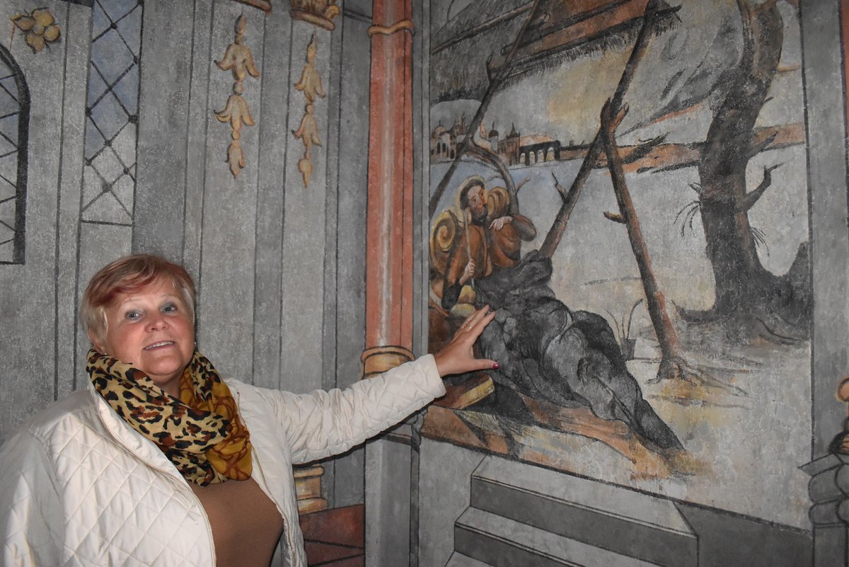 Ředitelka Muzea středního Pootaví Ivana Říhová ukazuje na zrestaurované výmalby.