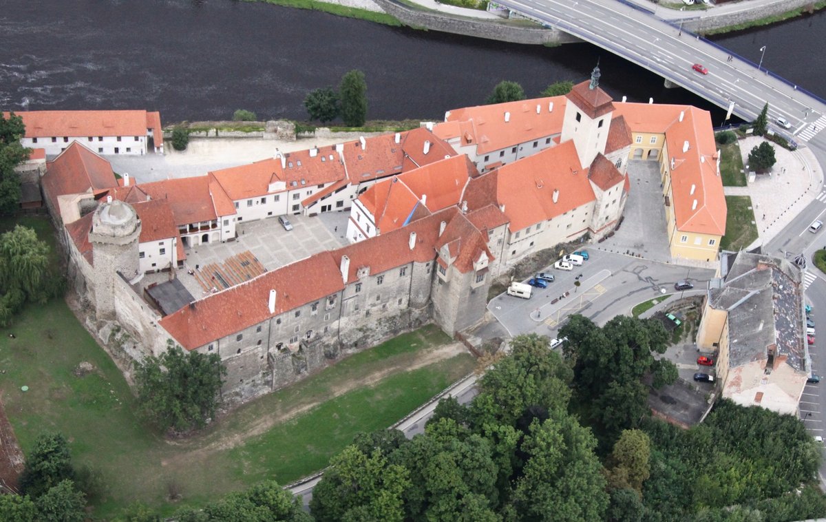 Letecký pohled na strakonický hrad, který byl v roce 1995 vyhlášen národní kulturní památkou.