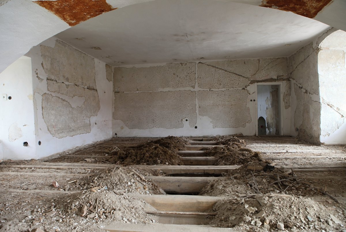 Když stavebníci odkryli podlahy, našli původní mohutné trámy zasypané sutí, jsou staré více než 500 let.