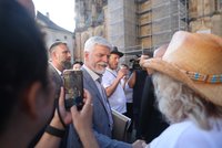 Prezident Petr Pavel na sousedském posezení na Pražském hradě: Rozdával úsměvy a zdravil hosty