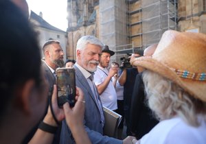 Petr Pavel dorazil na sousedské posezení na Pražském Hradě. Rozdával úsměvy a povídal si s lidmi.