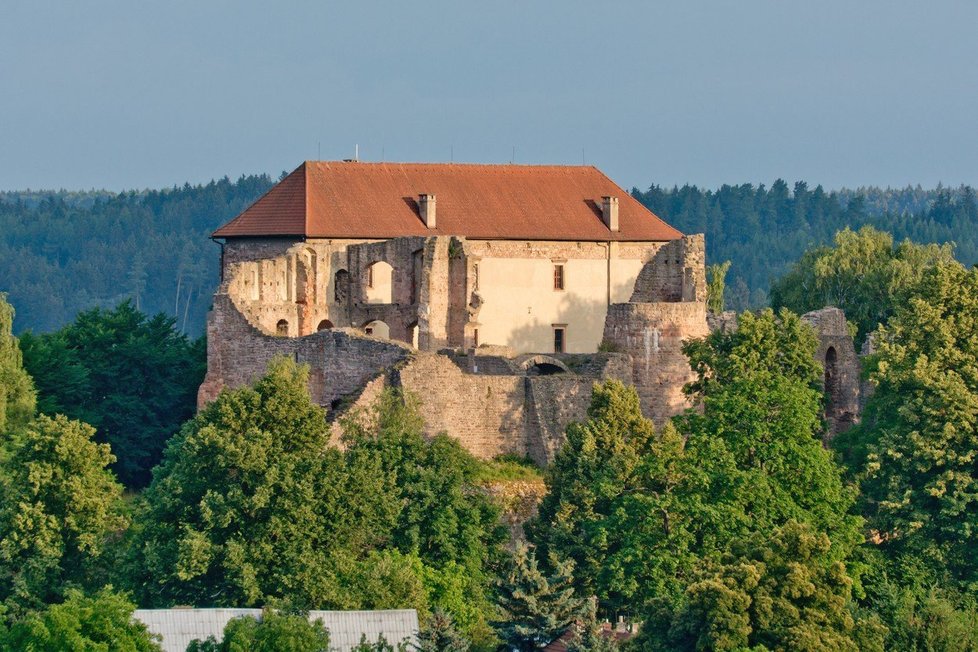 Na hradě Pecka jsou zpřístupněná rozsáhlá sklepení.