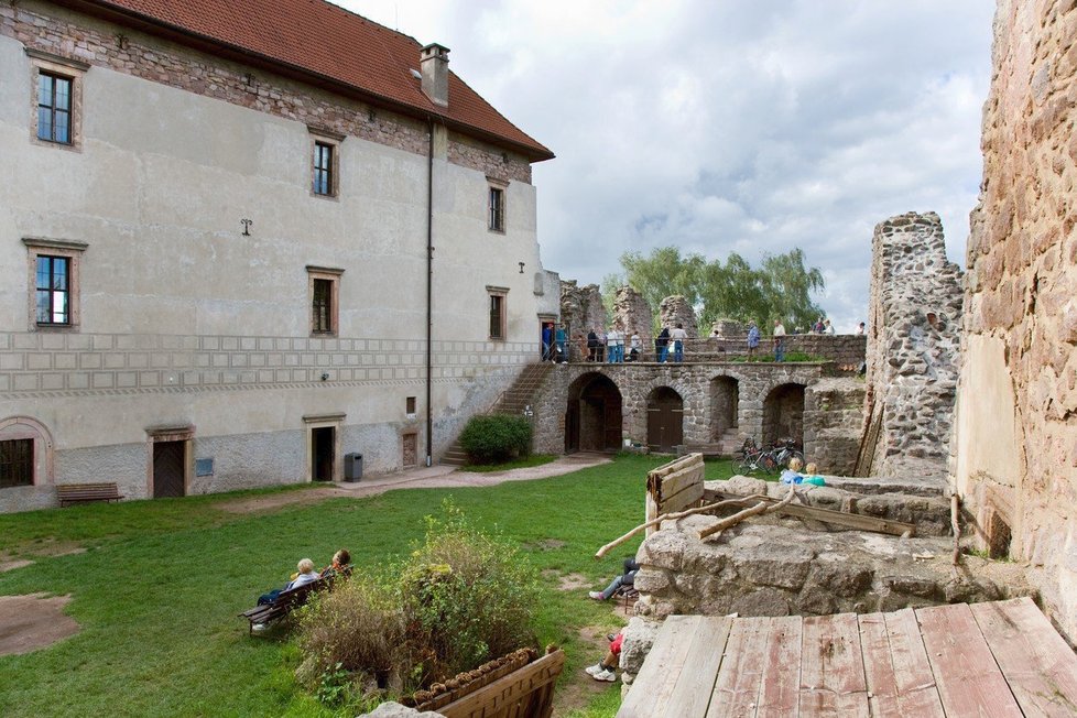 Pokud se vypravíte na hrad Pecka, projděte si i rozsáhlá sklepení, které tam jsou zpřístupněná.