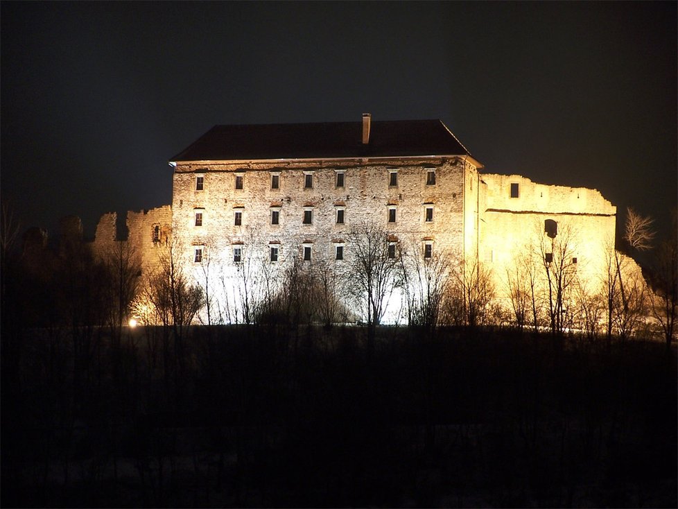 Zřícenina hradu Pecky stojí na skalním výběžku, pod kterým leží městečko Pecka. K hradu se dříve jedzívalo po dvou cestách. Jedna z nich vede ze západní strany až k bráně a druhá vede z města kolem hradního příkopu, který je už zasypaný