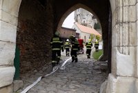 Hasiči se vrátili na Perštejn 17 let po ničivém požáru: Cvičný zásah na půdě hradu!