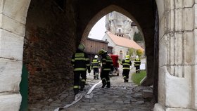 Hasiči se vrátili na Pernštejn 17 let po ničivém požáru: Cvičný zásah na půdě hradu!