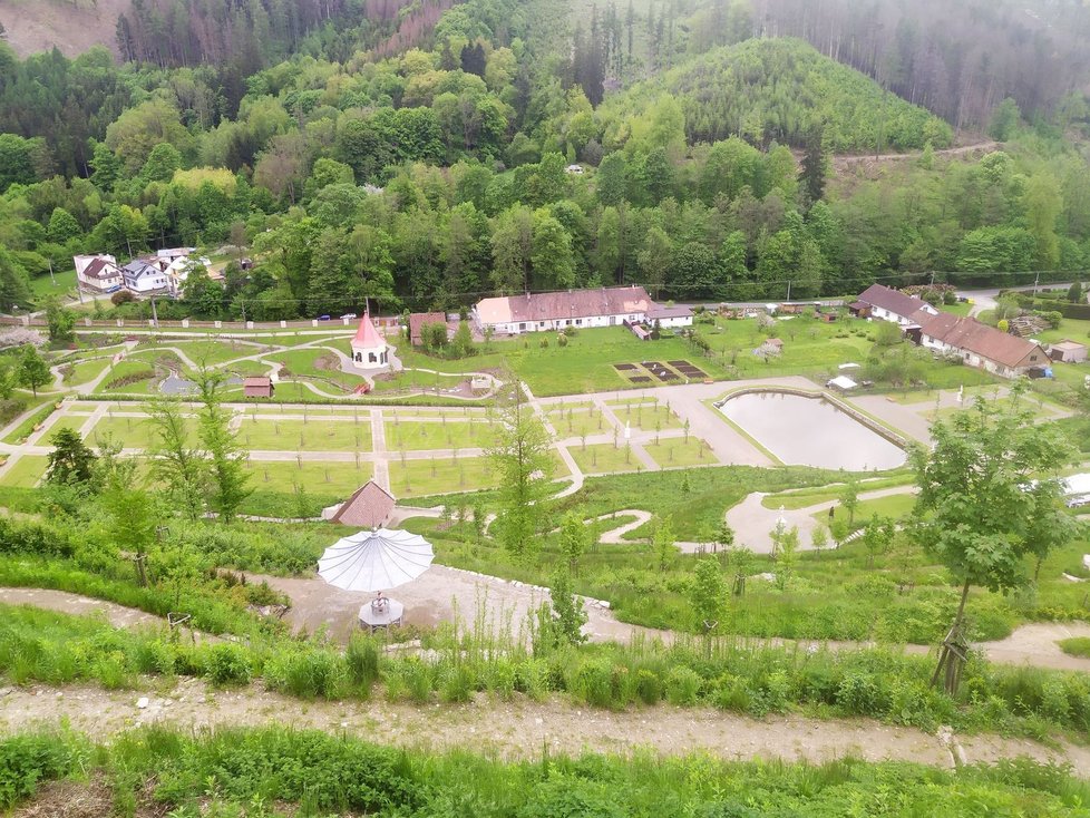 Obnovená Vrchnostenská zahrada přišla na 125 milionů korun. Vedle hradu slibuje být druhým návštěvnickým magnetem.