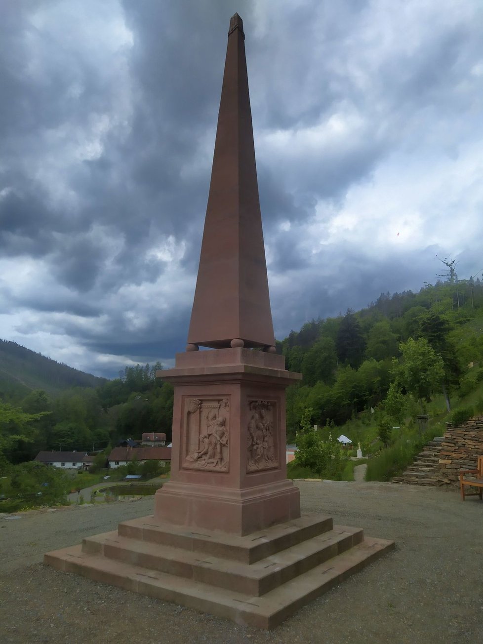 Obelisk vztyčený na počest zakladatele zahrady barona Ignáce Schröffela.