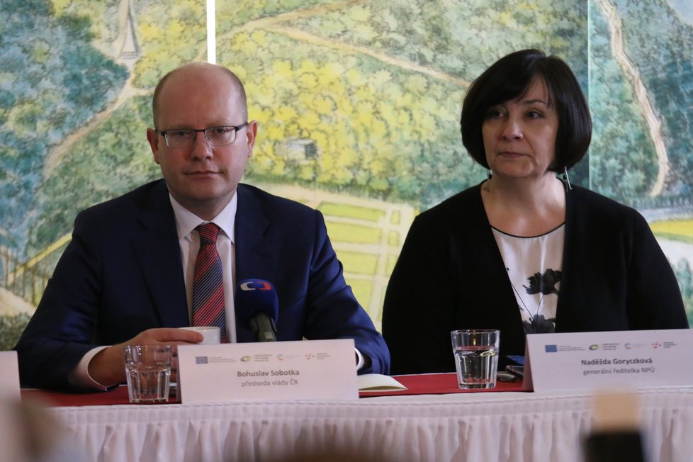 Premiér Bohuslav Sobotka s ředitelkou Národního památkového ústavu Naďou Goryczkovou na tiskové konferenci na hradě Pernštejn.