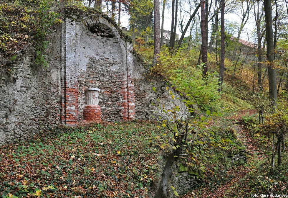 Nika Apolona v přilehlém parku hradu Pernštejn má také projít obnovou.