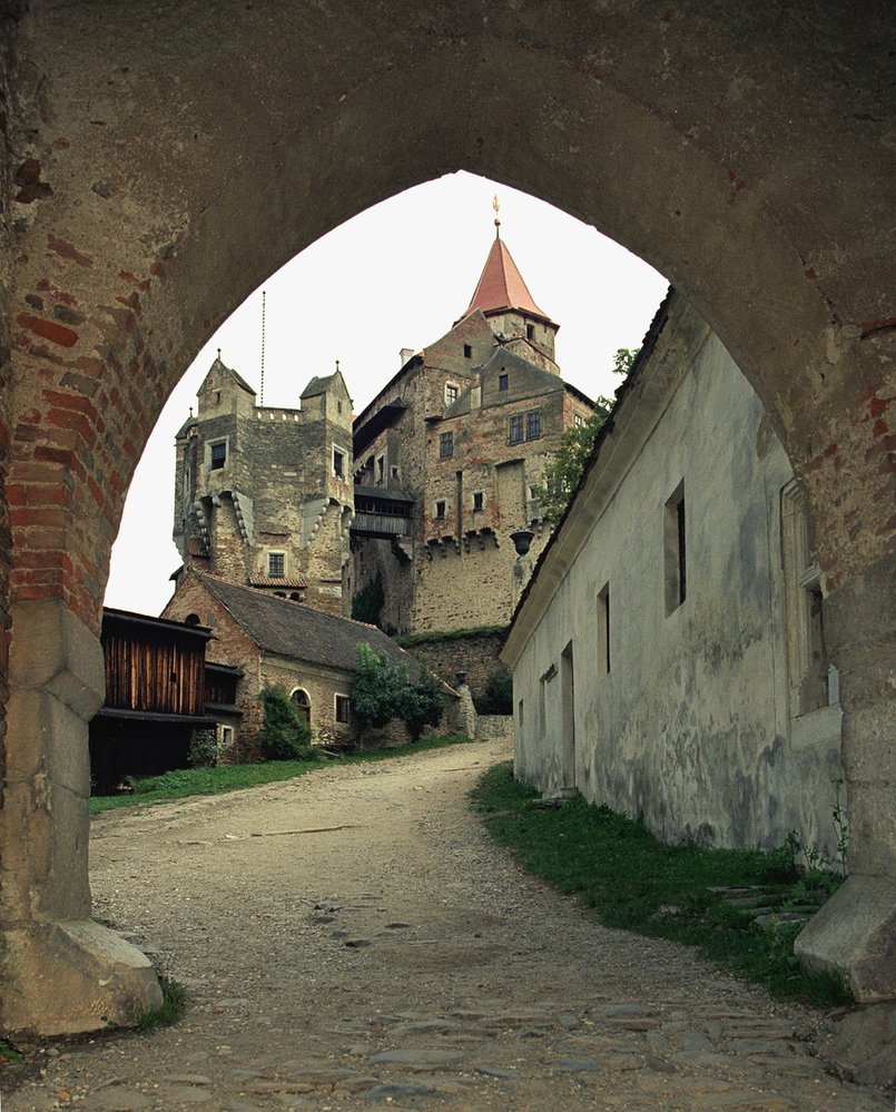 Gotický hrad Pernštejn z poloviny 13. století stojí ve východním okraji Českomoravské vrchoviny a bezesporu patří k nejvýznamnějším moravským hradům