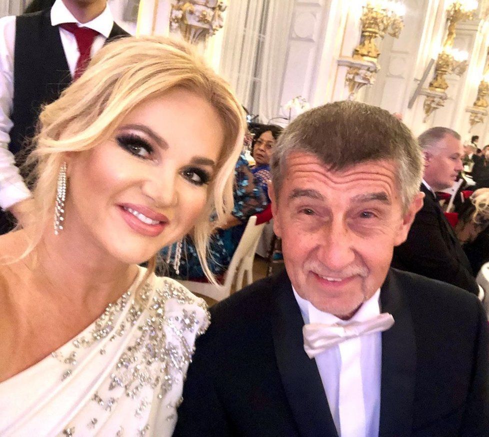 Selfie Moniky a Andreje Babišových z hradního plesu