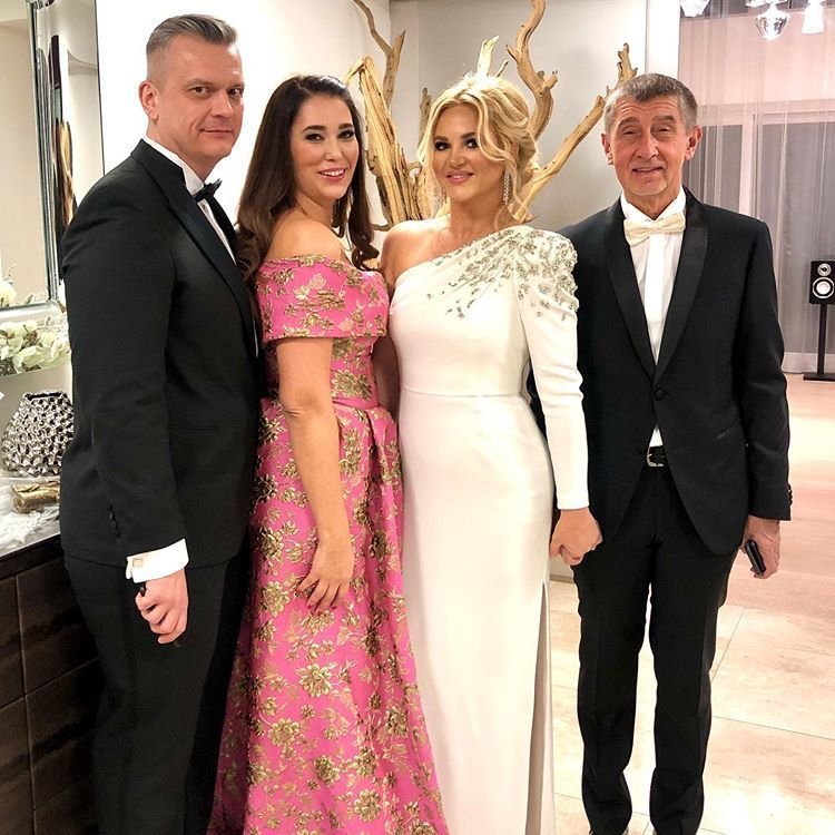 Manželka premiéra Monika Babišová často zvěčňuje okamžiky se svým manželem na svém Instagramu. Zde jsou na Hradním charitativním plese