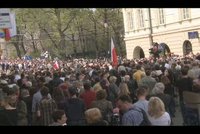 Video z hradu Wawel: Na rakev prezidenta čekaly tisíce lidí