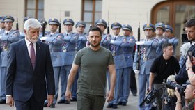 Volodymyr Zelenskyj dorazil na Hrad a přivítal se s Petrem Pavlem (6. 7. 2023)