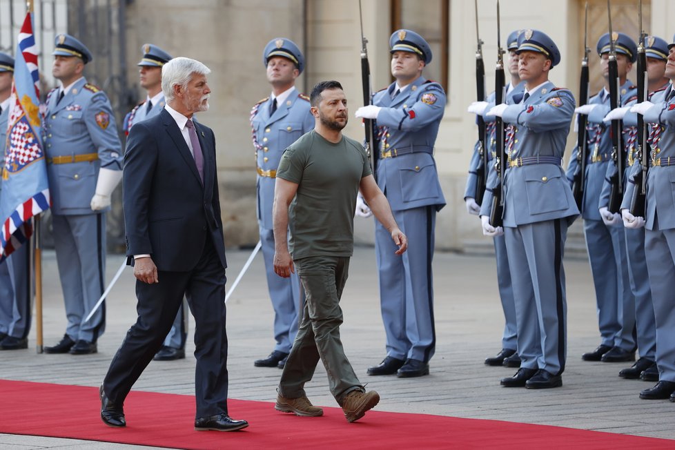 Volodymyr Zelenskyj dorazil na Hrad a přivítal se s českým prezidentem Petrem Pavlem (6. 7. 2023)