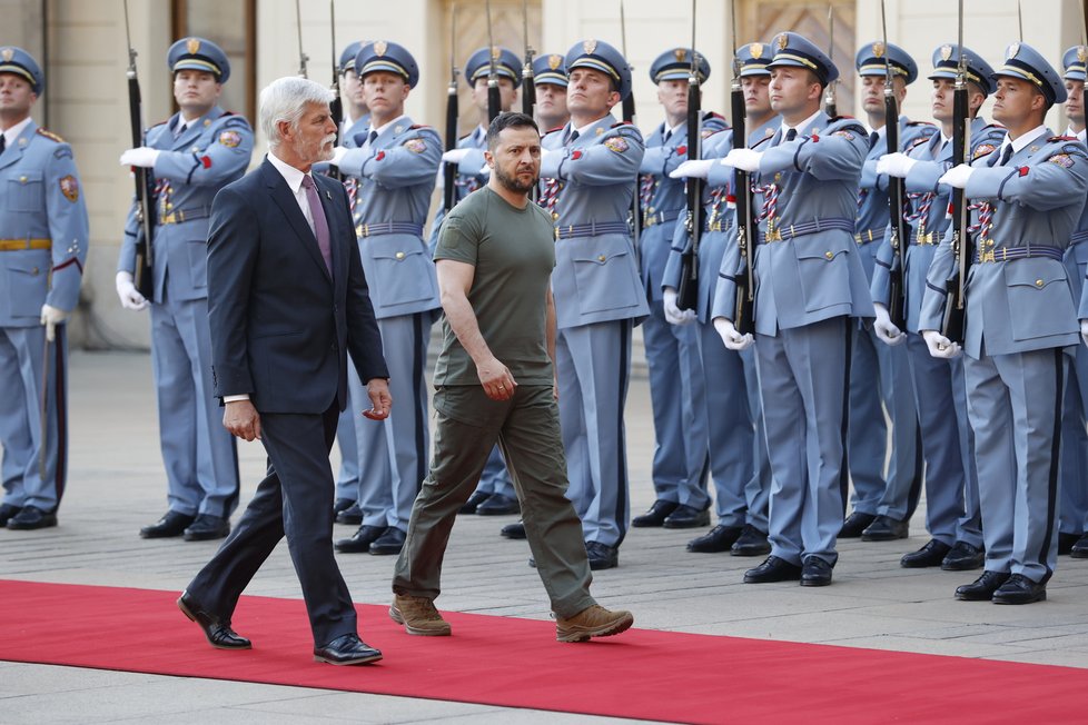 Volodymyr Zelenskyj dorazil na Hrad a přivítal se s českým prezidentem Petrem Pavlem (6. 7. 2023)