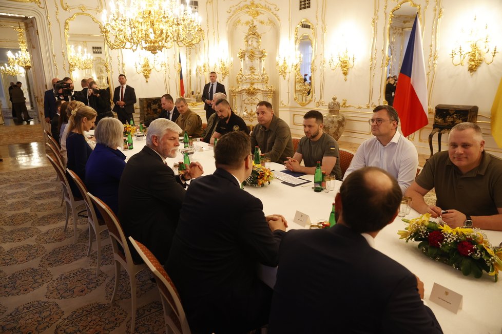 Volodymyr Zelenskyj s Petrem Pavlem na Pražském hradě na jednání obou delegací - ukrajinské a české (6. 7. 2023)