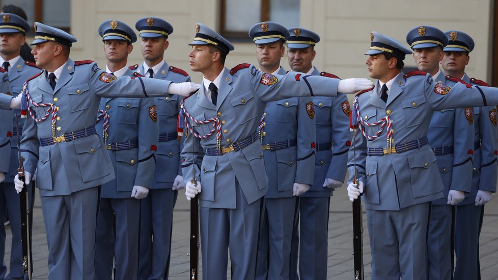 Hradní stráž před příchodem prezidenta Zelenského (6. 7. 2023)