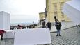 Aktivisté postavili symbolickou zeď před Pražským hradem