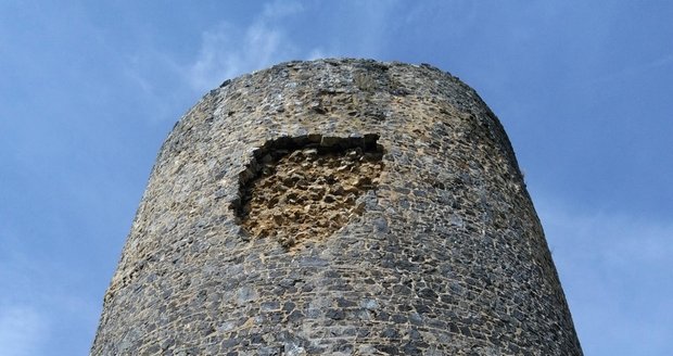 Zdivo se utrhlo v horní části polookrouhlé věže, kde byla hladomorna.