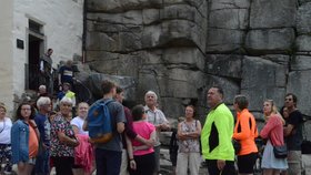 Koronavirové prázdniy v Česku. Turisté vyrazili na hrad Roštejn. (4. 7. 2020)