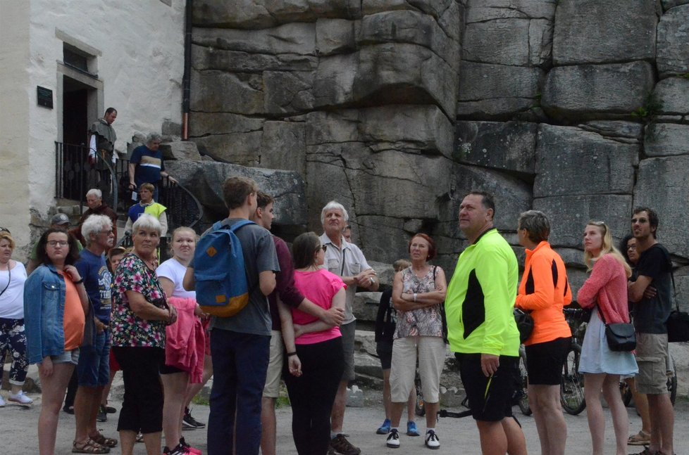 Koronavirové prázdniy v Česku. Turisté vyrazili na hrad Roštejn. (4. 7. 2020)