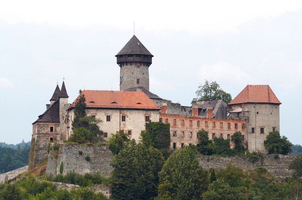 Hrad Sovinec láká na spoustu akcí: Jarmarky, rytířské turnaje, divadelní a hudební festivaly. Taky se tu pořádají noční prohlídky a dokonce i nocování na nádvoří hradu s vyprávěním strašidelných pověstí.