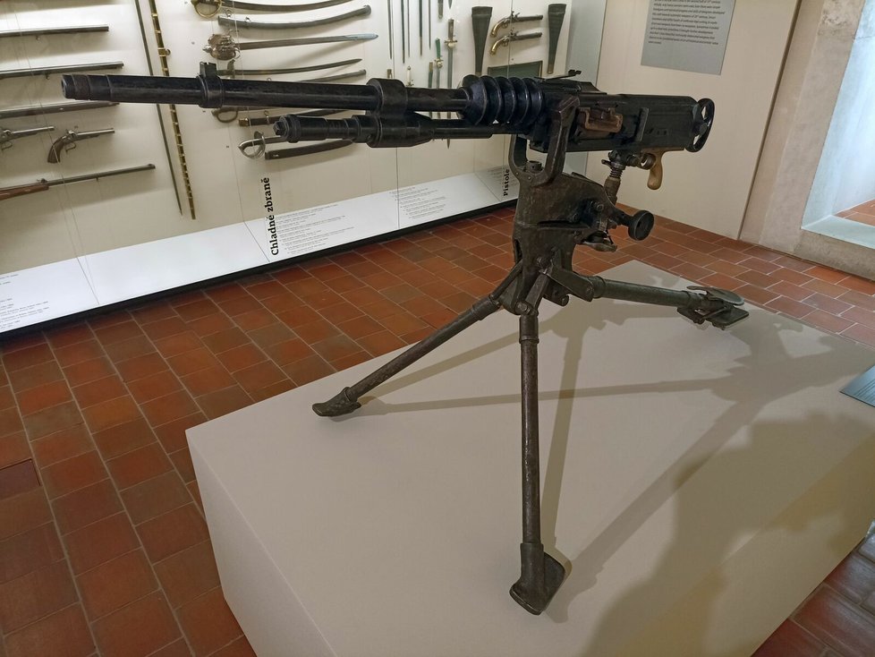 Těžký francouzský kulomet Hotchkiss M 1914 z 1.světové války vznikl podle patentu rakouského důstojníka českého původu Adolfa Odkolka. Československá armáda měla ještě v roce 1938 ve skladech 929 kusů těchto kulometů.