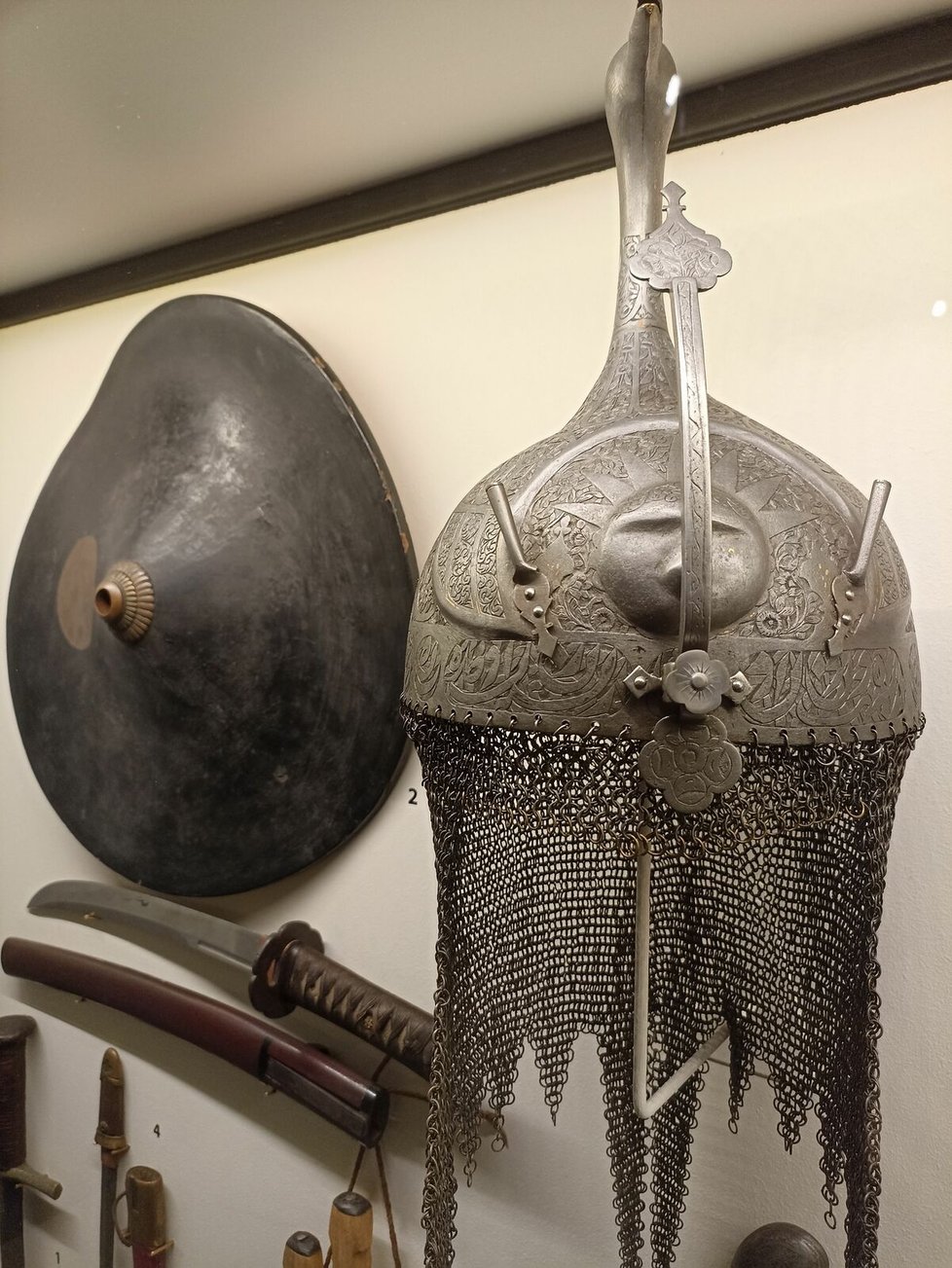 Indo-perská helma (vpravo) s kroužkovým závěsem z východní Persie, 18.století.