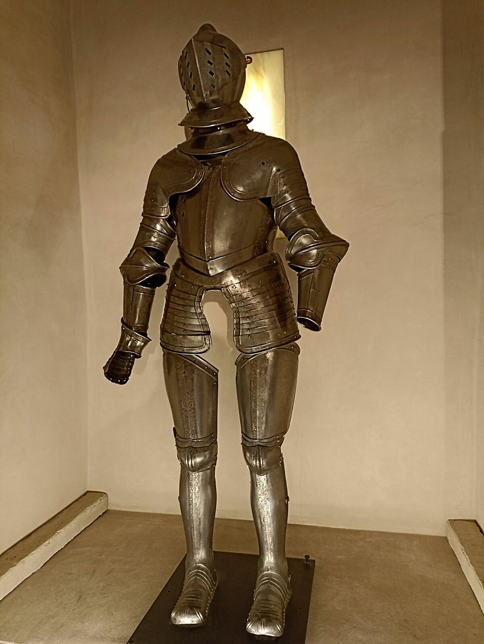 Plátová renesanční zbroj a uzavřenou přilbou, dílo německého zbrojíře kolem roku 1540.
