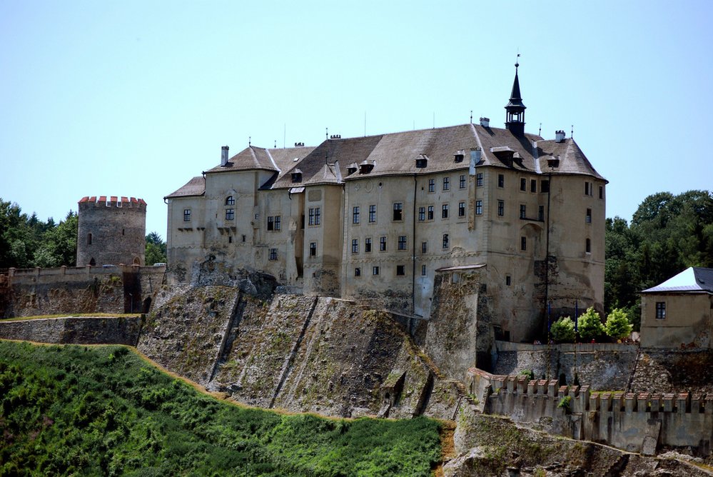 Gotický hrad Český Šternberk leží na levém břehu řeky Sázavy