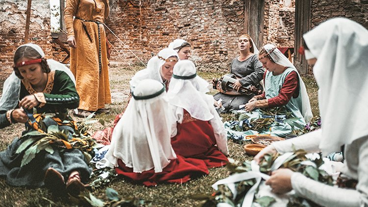 Vznešené dámy vy- šívají a přitom naslou- chají hře na niněru