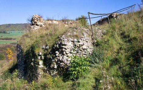 Ruiny tetínského hradu možná skrývají tajemství obrů.