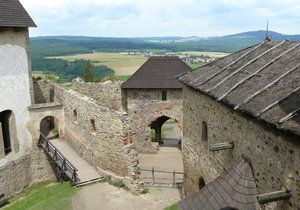 Hrad Točník, dvůr a věžová brána