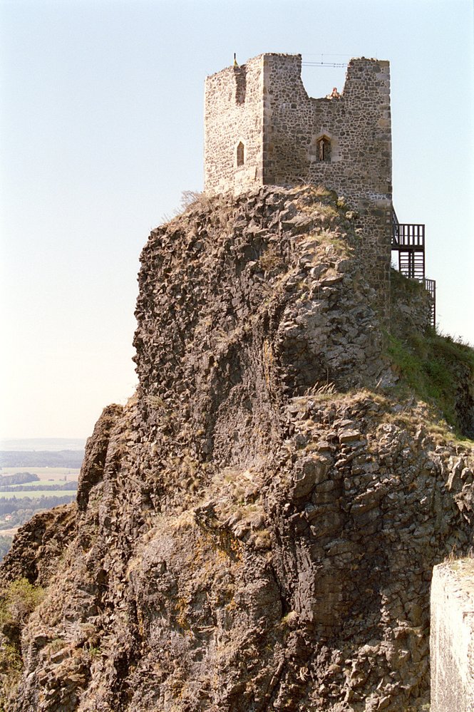 Věže byly spojeny na jižní a severní straně více než 15 metrů vysokou a 1,5 až 2 metry silnou hradbou s podsebitím a pochozí lávkou