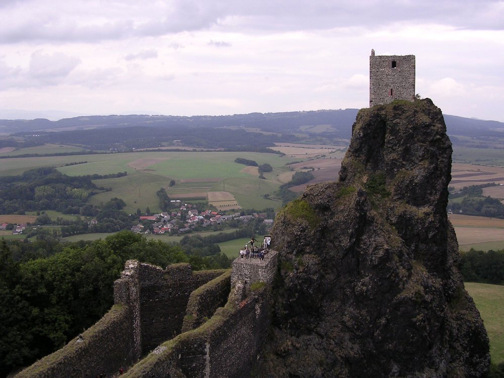 Jedna z věží hradu Trosky