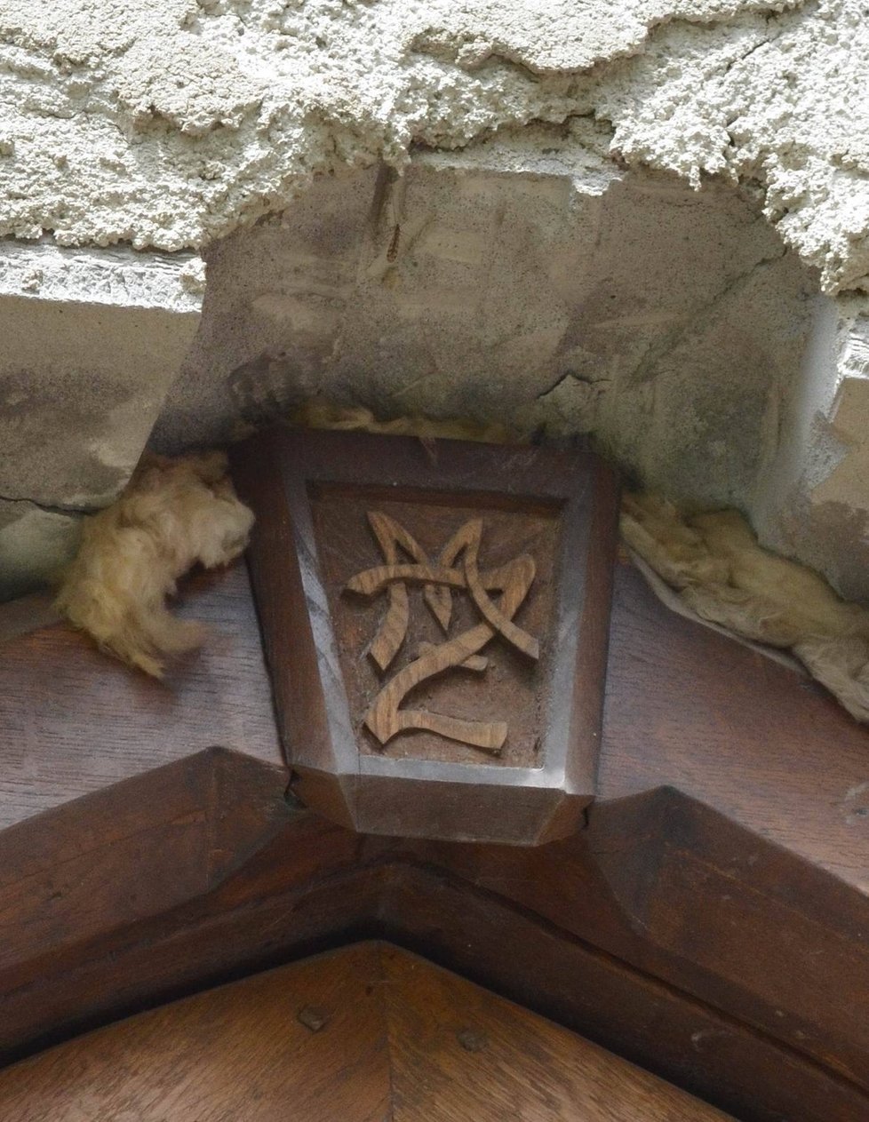 Nad vtsupnímu dveřmi do hradu má majitel tvrze i svůj monogram