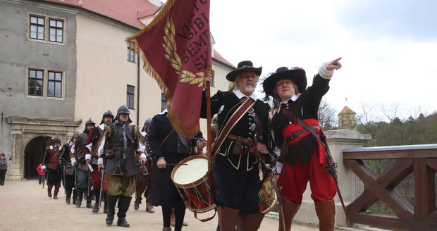 Spolek Corneta Moravia z Brna předvedl v sobotu návštěvníkům hradu Veveří, jak vypadal výcvík Arkebuzířů (vojáků vyzbrojených puškou arkebuzou) v době 30. leté války (1618 - 1648).
