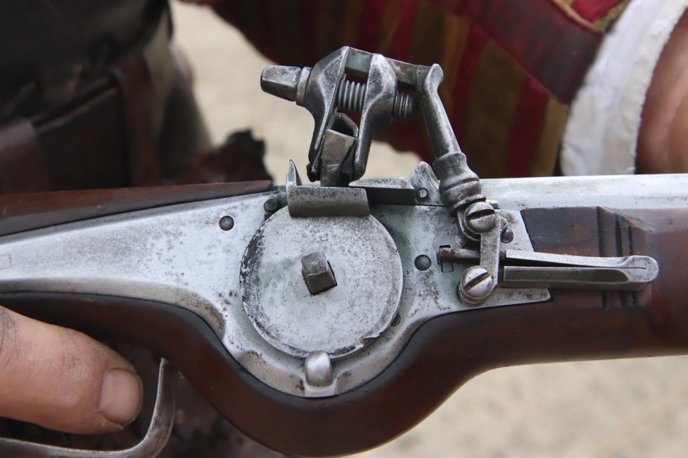 Detail mechanismu arkebuzy ze 17. století. Zbraň byla účinná jen na krátkou vzdálenost a při hromadné salvě.