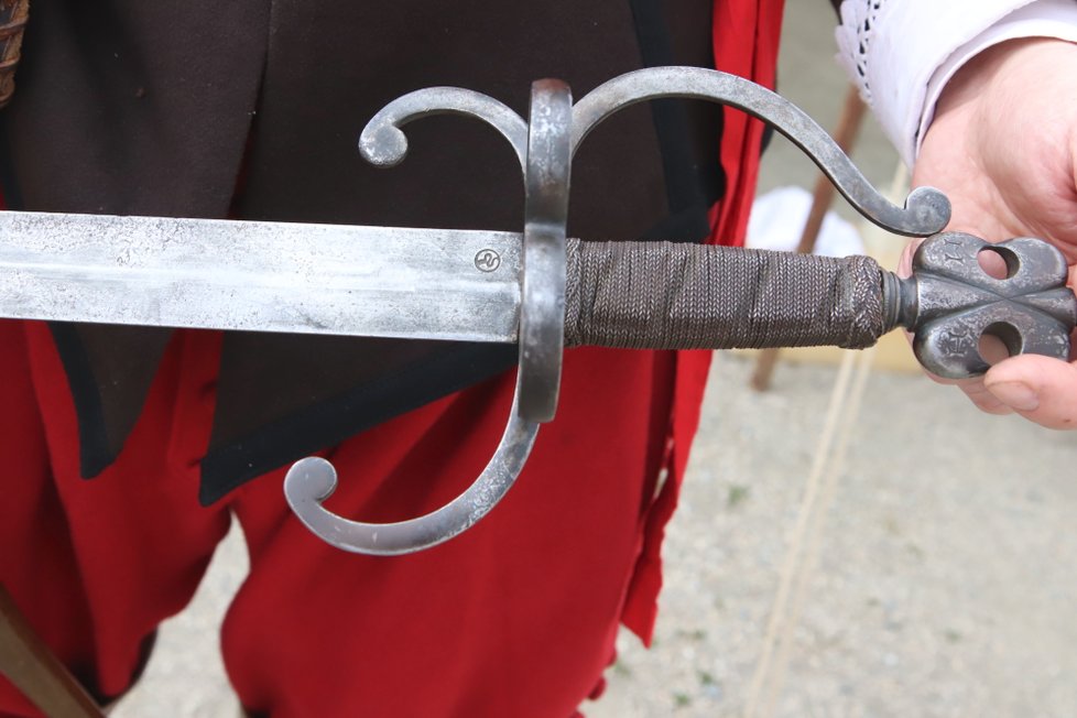 V 17. století měly stále velký význam tzv. chladné zbraně. Jízda používala palaš, se kterým decimovala zblízka nepřátele.