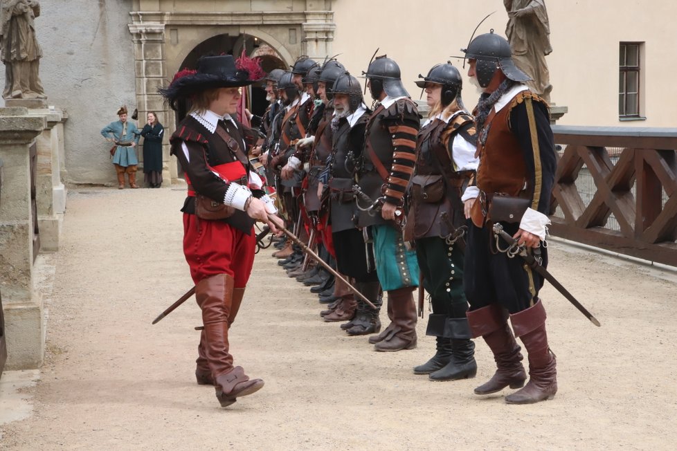 Spolek Corneta Moravia z Brna předvedl v sobotu návštěvníkům hradu Veveří, jak vypadal výcvík Arkebuzířů (vojáků vyzbrojených puškou arkebuzou) v době 30. leté války (1618 - 1648).