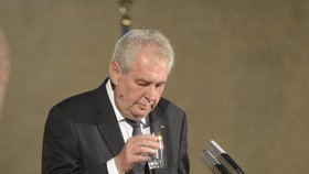 Miloš Zeman se během projevu potřeboval několikrát napít