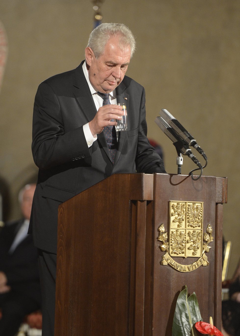 Miloš Zeman se občerstvuje během projevu.