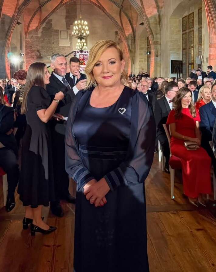 Předávání státních vyznamenání na Hradě: Exministryně financí Alena Schillerová (ANO)  (28.10.2025) Předávání státních vyznamenání na Hradě: Exministryně financí Alena Schillerová (ANO)  (28.10.2025)
